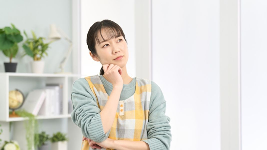 考えごとをする女性
